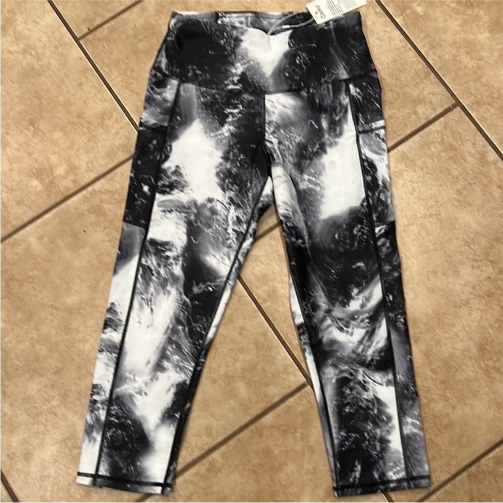 Black & White Marble-Print Athletic Capri Leggings NWT